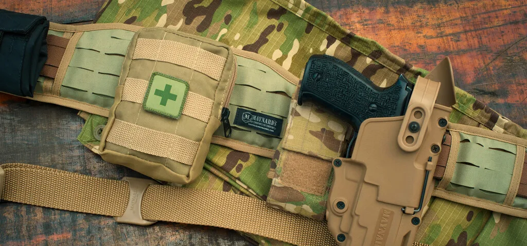 Cinturón táctico con pistolera y kit médico